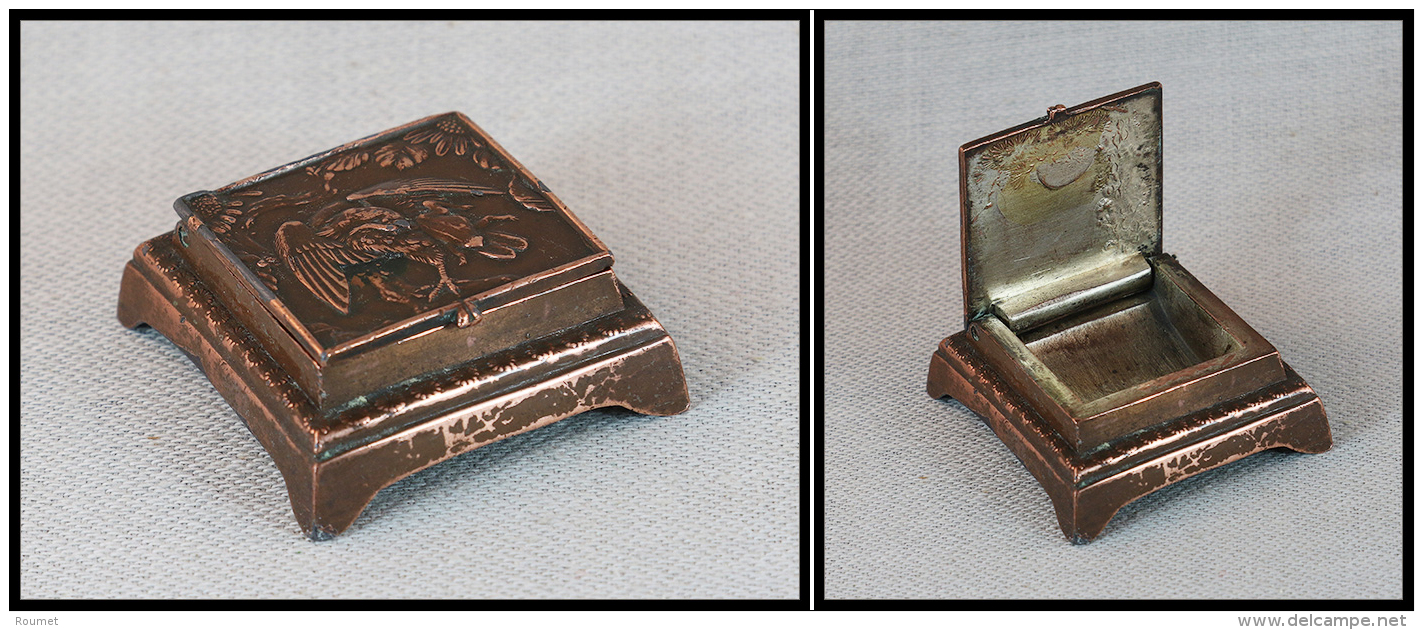 Boîte En Bronze Avec "Aigle" En Relief En Décor, 1 Comp., 55x53x20mm. - TB - Stamp Boxes