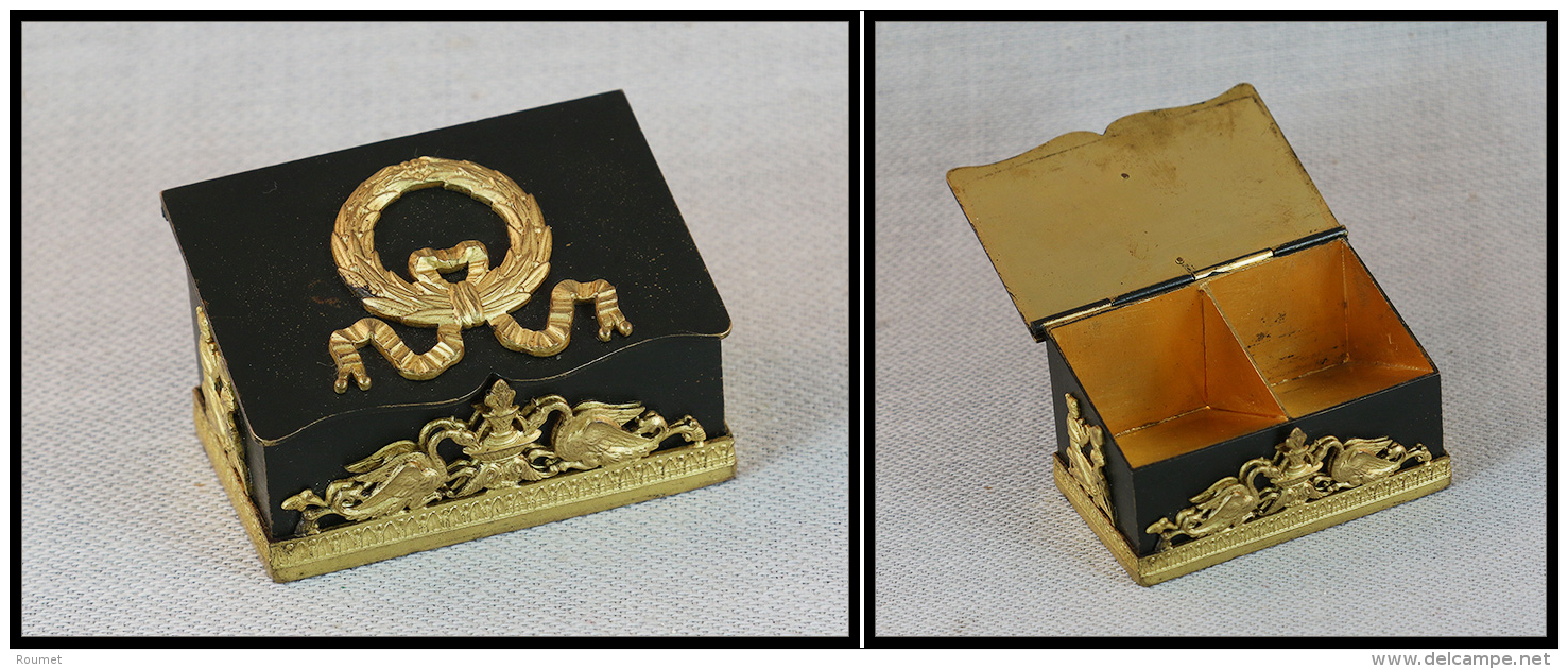 Boîte En Bronze à Décor Style Empire Sur L'ensemble De La Boîte, 2 Comp., 64x38x36mm. - TB - Stamp Boxes