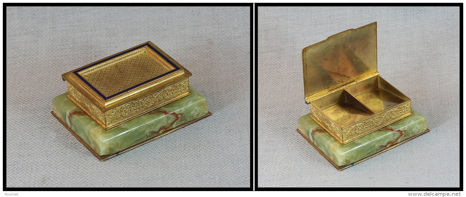 Boîte Bronze Doré, Socle Marbre Vert Et Fin Cerclage En émail Bleu-roi Sur Couvercle, 2 Comp., 72x60 - Stamp Boxes