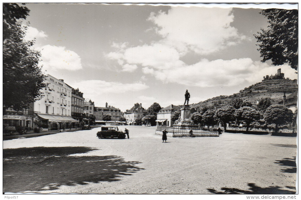 46 SAINT CERE - Place De La République Et Monument Canrobert - Saint-Céré