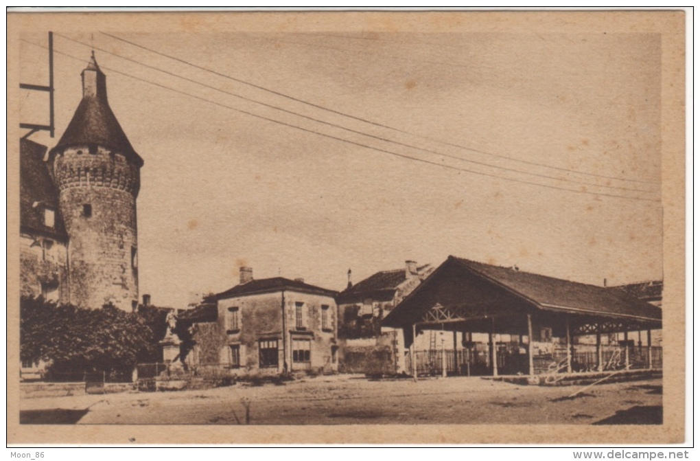 86 - MONTS SUR GUESNES  - VIENNE - PLACE DES HALLES  ET LE CHATEAU - - Monts Sur Guesnes