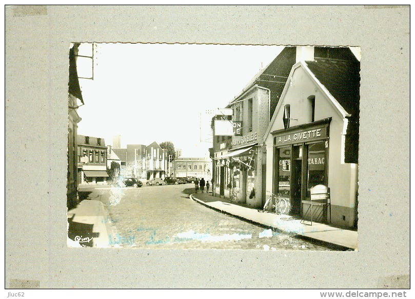 CP.  59.  CAUDRY.  PLACE  DE  GAULLE. TABAC  A  LA  CIVETTE. A LA MAISON BLEUE. Bas Face Avant Très Abimé,état Voir Scan - Caudry