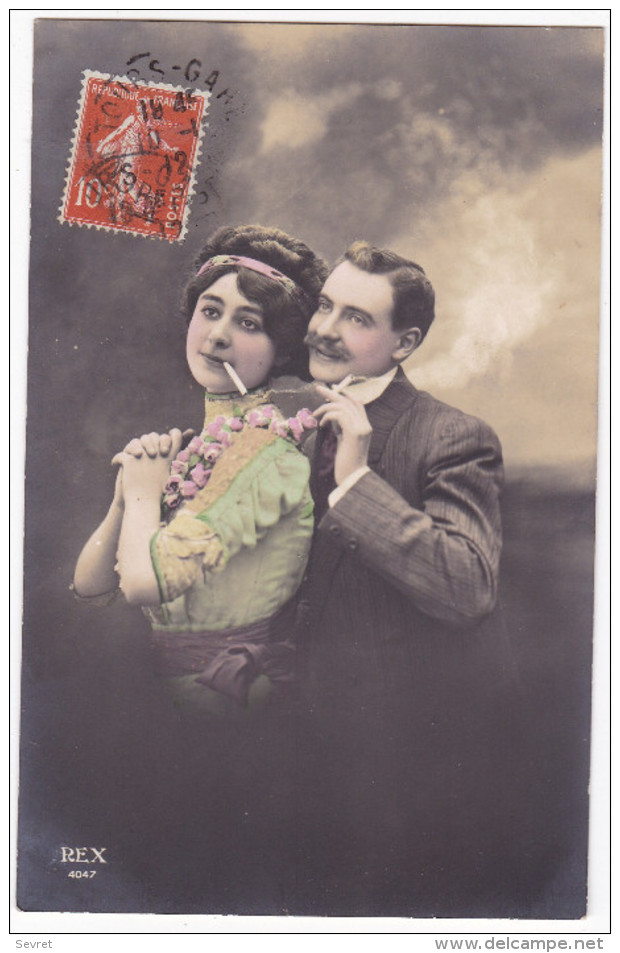 Photo D'un Couple 1900 Avec Cigarettes. Cliché RARE. REX 4047 - Couples