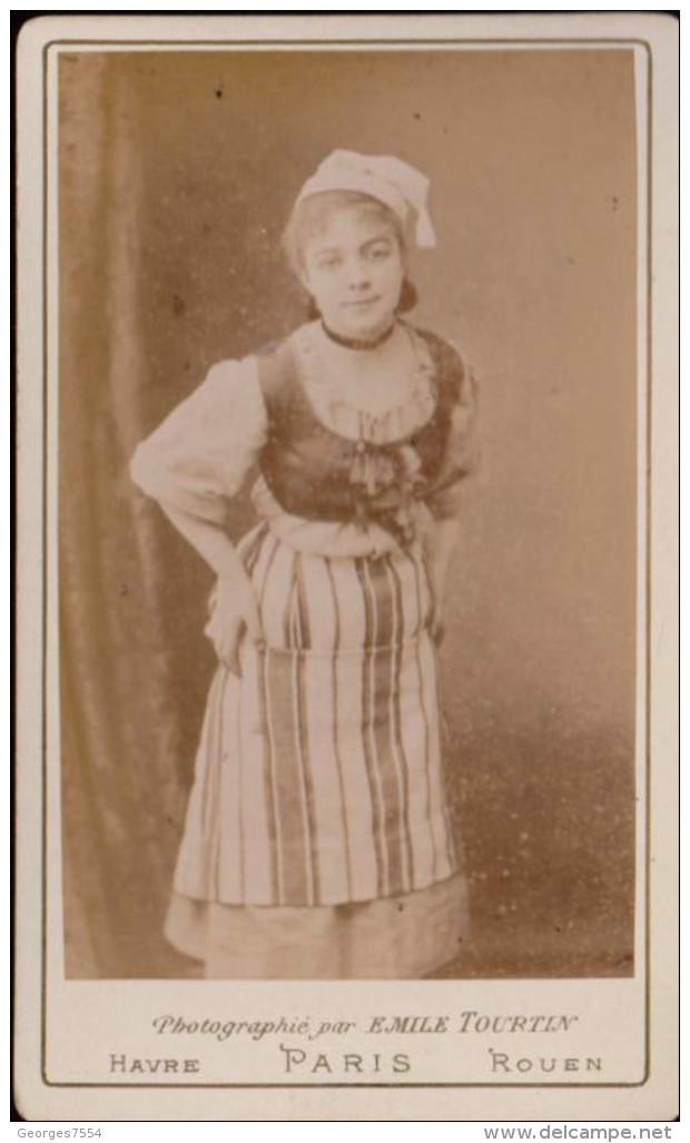 CDV -  ACTRICE DE THEATRE NOMMEE - PHOTO EMILE MOURTIN LE HAVRE    1870-1880 - Identifizierten Personen