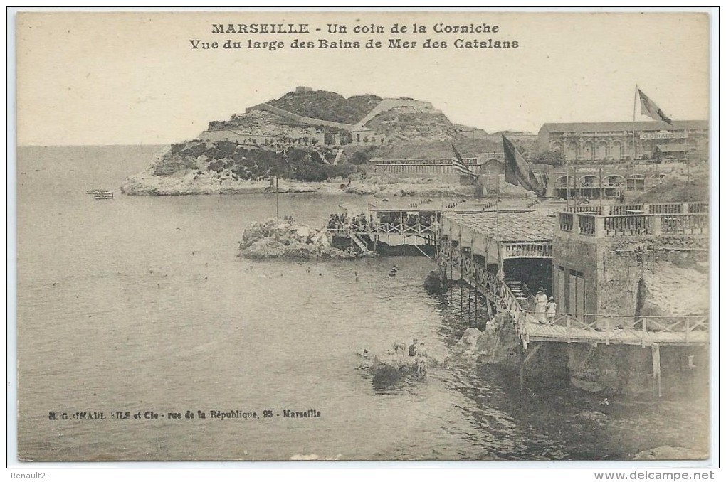 Marseille-Un Coin De La Corniche-Vue Du Large Des Bains De Mer Des Catalans-(CPA) - Endoume, Roucas, Corniche, Plages