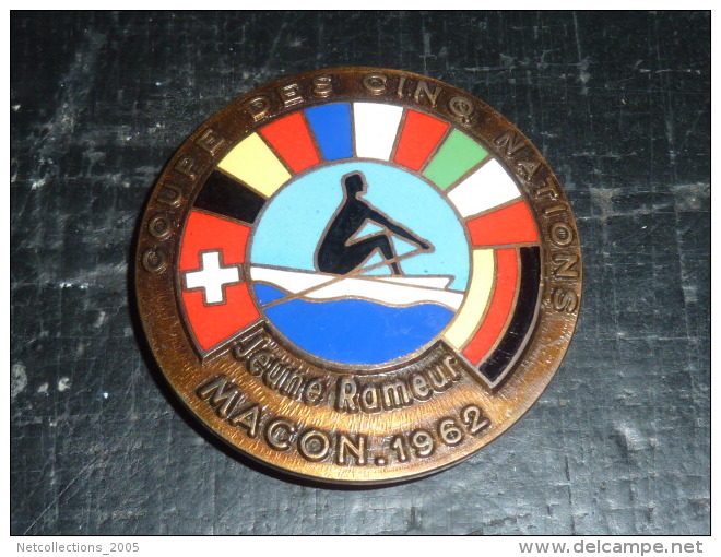 BROCHE INSIGNE EN EMAIL - GROUPE DES CINQ NATIONS - JEUNE RAMEUR MACON 1962 - RARE AVIRON SPORT - Aviron