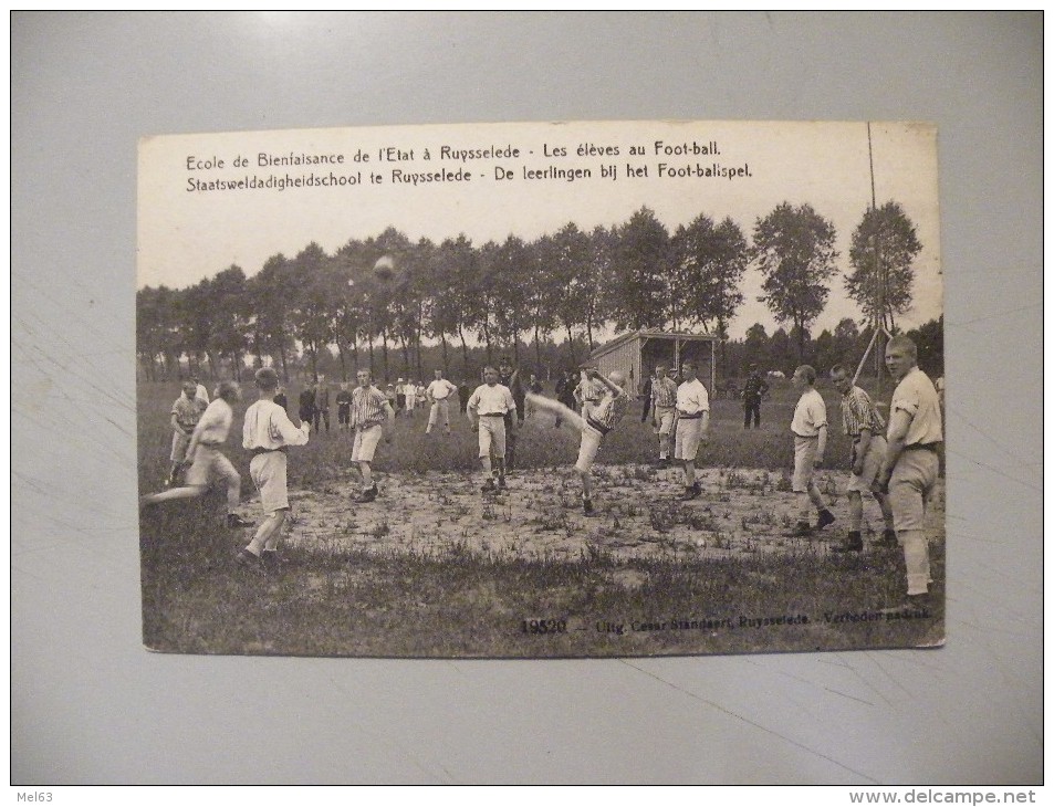 A394. CPA. BELGIQUE. RUISELEDE.Ecole De Bienfaisance.Les Elèves Au Foot-ball..   Beau Plan Animé. Non écrite - Ruiselede