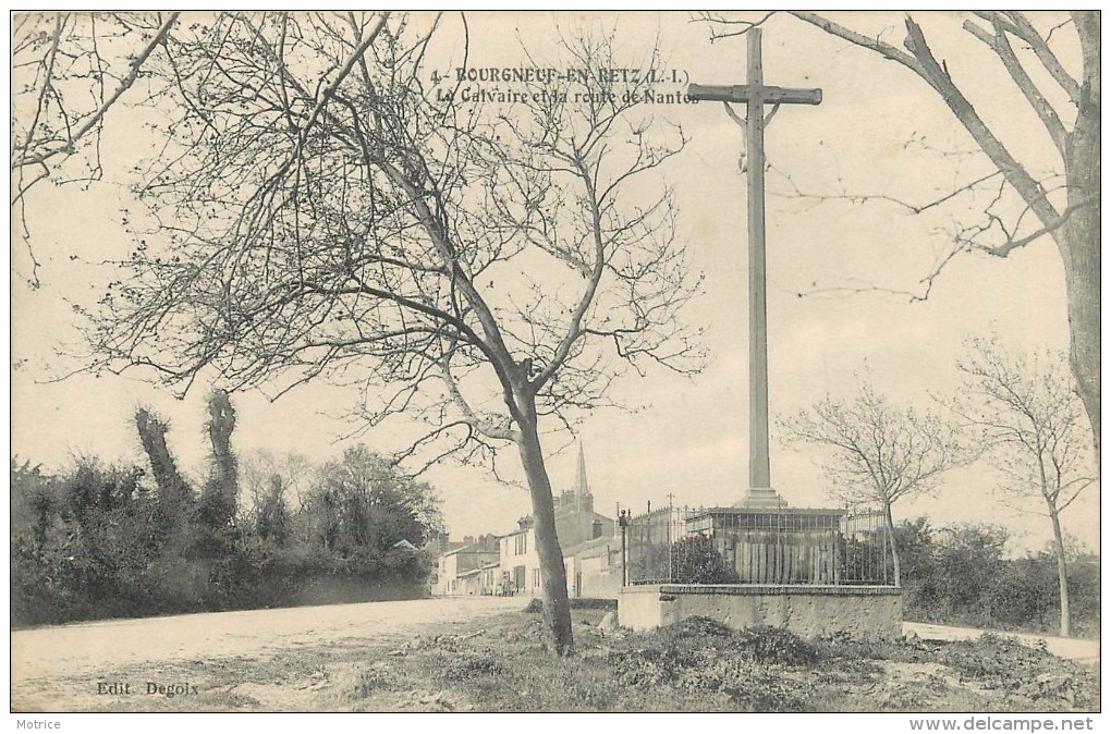 BOURGNEUF EN RETZ - Le Calvaire Et La Route De Nantes. - Bourgneuf-en-Retz