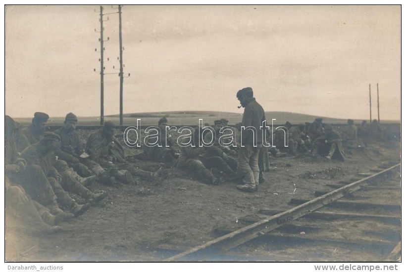** T2 Bolgár Hadifoglyok / Bulgarian POWs By A Railroad In Greece, Photo - Unclassified