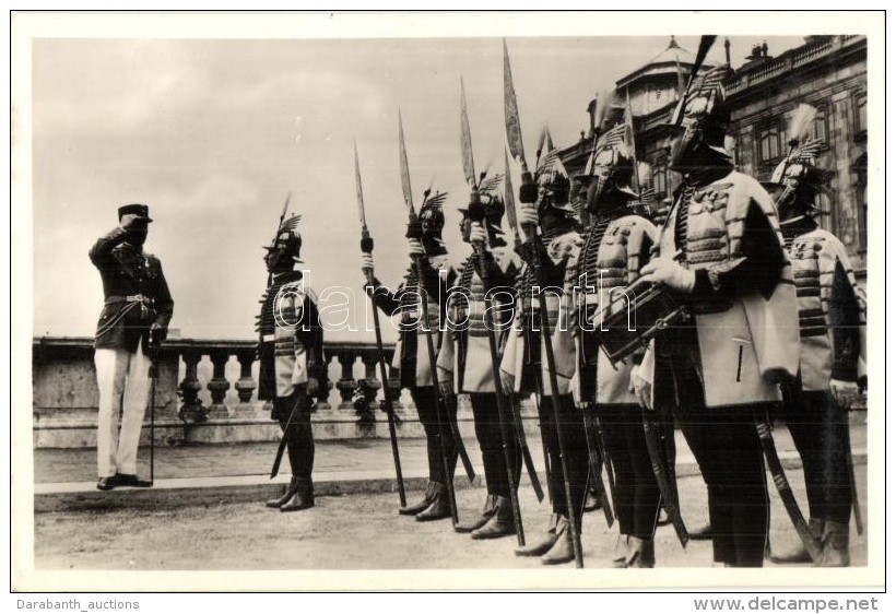 ** T2/T3 KoronaÅ‘rség Váltás Budapesten A Királyi Várban / Crown Guards In... - Non Classés