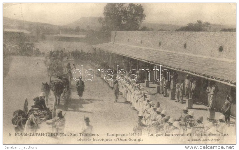 T2/T3 Tataouine, Foum-Tatahouine; The Garrison Rendering The Honors For The Heroic Wounded Soldiers Of Oum Souigh,... - Non Classés