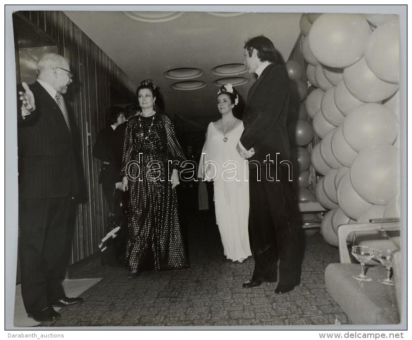 1972 Elisabeth Taylor és Richard Burton Budapesten Az Intercontinental Szállóban 22x18 Cm - Autres & Non Classés