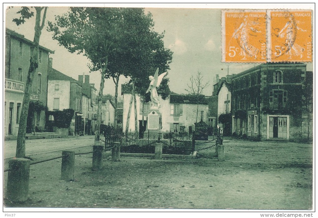 COULONGES SUR L´AUTIZE - Place Du Chateau Et Monument Aux Morts - Coulonges-sur-l'Autize