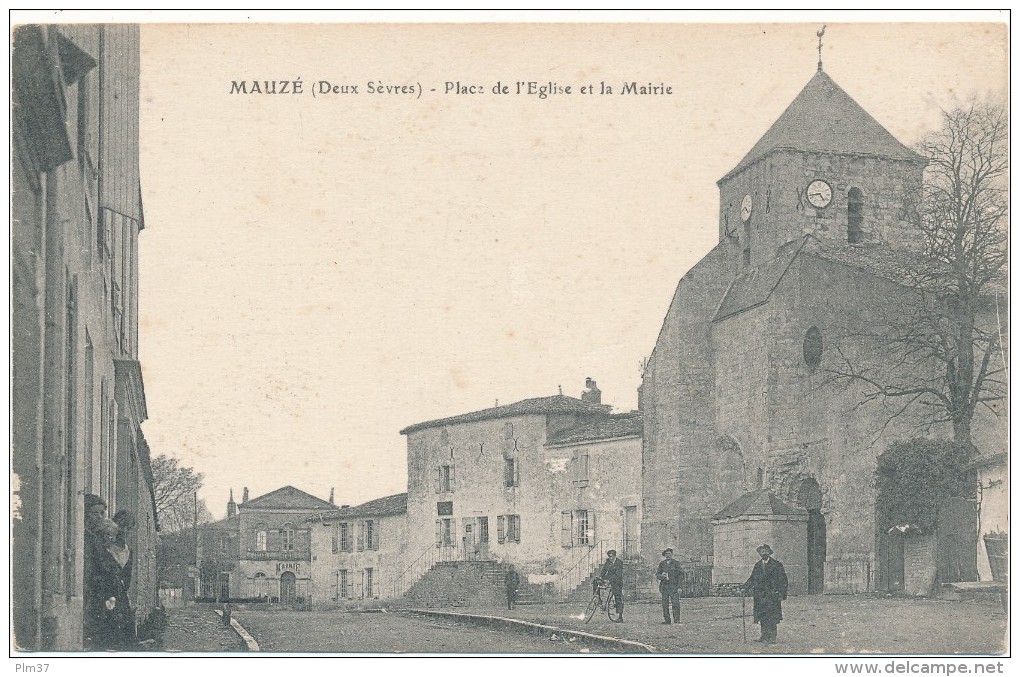 MAUZE - Place De L'Eglise Et La Mairie - Mauze Sur Le Mignon