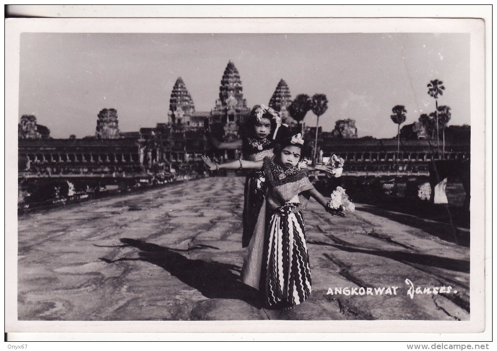 Carte Postale Photo De ANGKOR VAT WAT (Cambodge-Asie-Asia-Asien) Danseuses Devant TEMPLE 1956 Jour Election Voir Texte - Cambodge