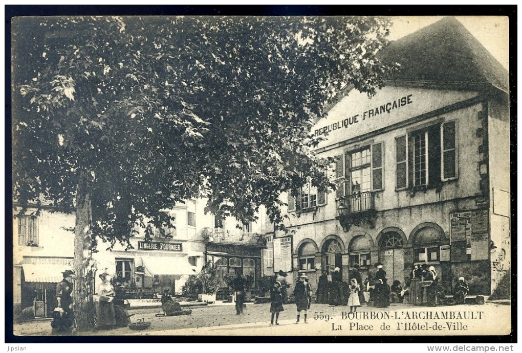 Cpa Du 03 Bourbon L' Archambault  -- La Place De L' Hôtel De Ville    LIOB106 - Bourbon L'Archambault