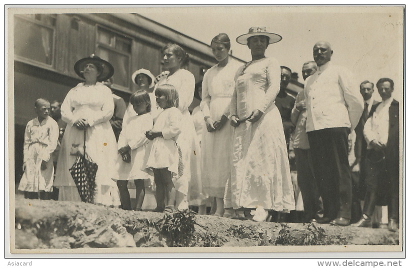 Real Photo Group Of People Waiting For Somebody At A Train Station Russia ? Norway ? USA ? - Monde