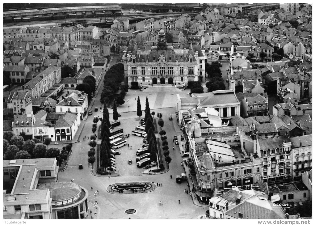 CPSM 03 VICHY VUE AERIENNE SUR L ESPLANADE DE L HOTEL DE VILLE 1958   Grand Format 15 X 10,5 - Vichy