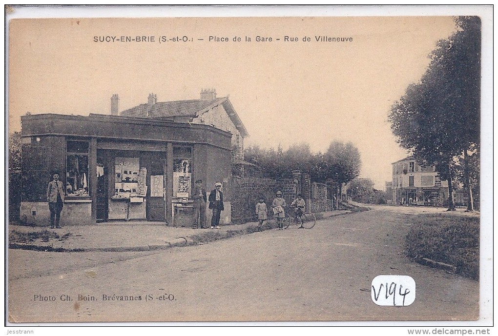 SUCY-EN-BRIE-- LE MARCHAND DE CARTES POSTAKLE DE LA PLACE DE LA GARE - Sucy En Brie