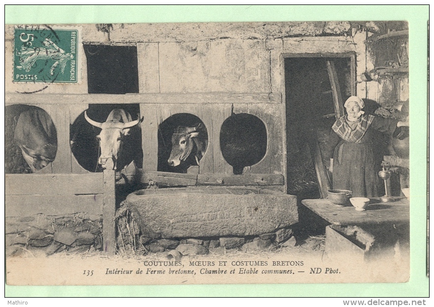 COUTUMES, MOEURS, ET COSTUMES BRETONS , Intérieur Ferme Bretonne ,Chambre Et Etabls Communes - Bretagne