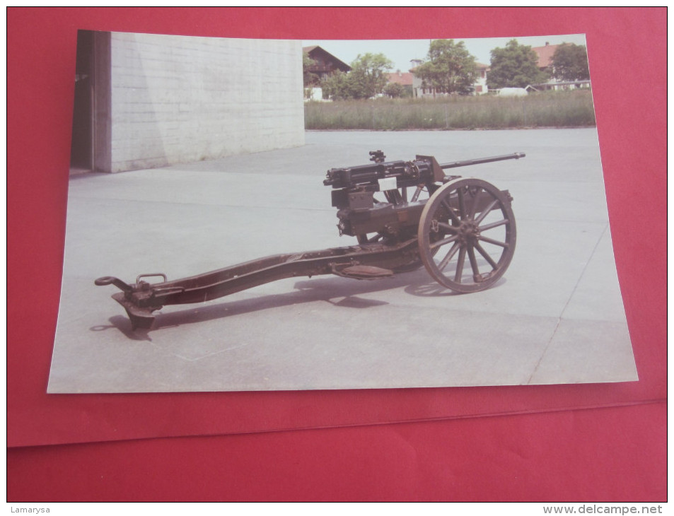 PHOTO GRAND FORMAT COULEUR  MITRAILLEUSE AUTOPORTEE ROUES A RAYONS EXPO EN CASERNE PHOTOGRAPHIE - Guerra, Militares