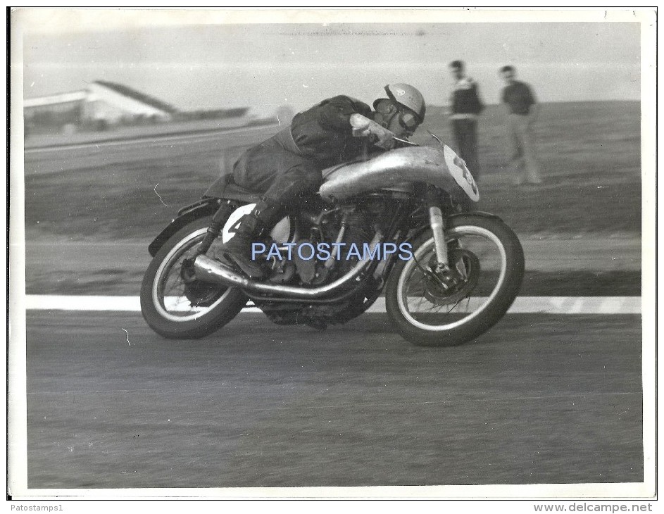 57155 REAL PHOTO MOTO MOTORCYCLE AND RUNNER IN ARGENTINA BS AS 23 X 18 CM NO POSTAL POSTCARD - Motorräder