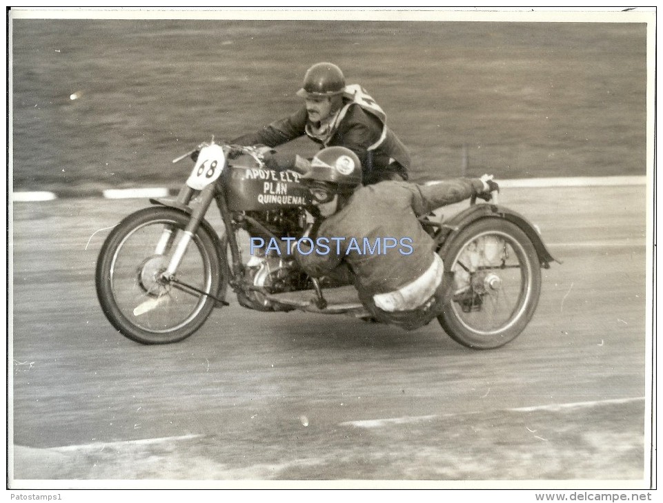 57156 REAL PHOTO MOTO MOTORCYCLE RACE & RUNNER PUBLICITY PERONISMO IN ARGENTINA BS AS 23. 5 X 18 CM NO POSTAL POSTCARD - Motorbikes