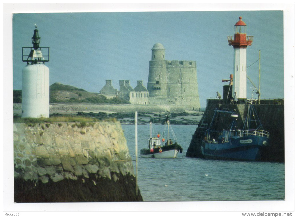 SAINT VAAST LA HOUGUE--L'entrée Du Port Et Le Fort De La Hougue(bateaux,phare) Cpm  éd CAP-THEOJAC - Saint Vaast La Hougue