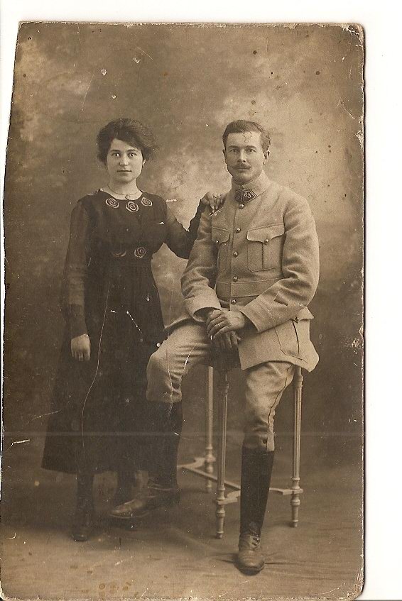 - Photo Carte - Couple  Femme Et Soldat En Tenue - Militaria - Neuve  Recoupée Et Un Peu Sale - Photographie