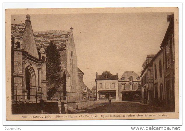 29 - Finistère / PLOMODIERN -- Place De L'Eglise. Le Porche Contenant De Curieux Vieux Saints Est De 1624. - Plomodiern