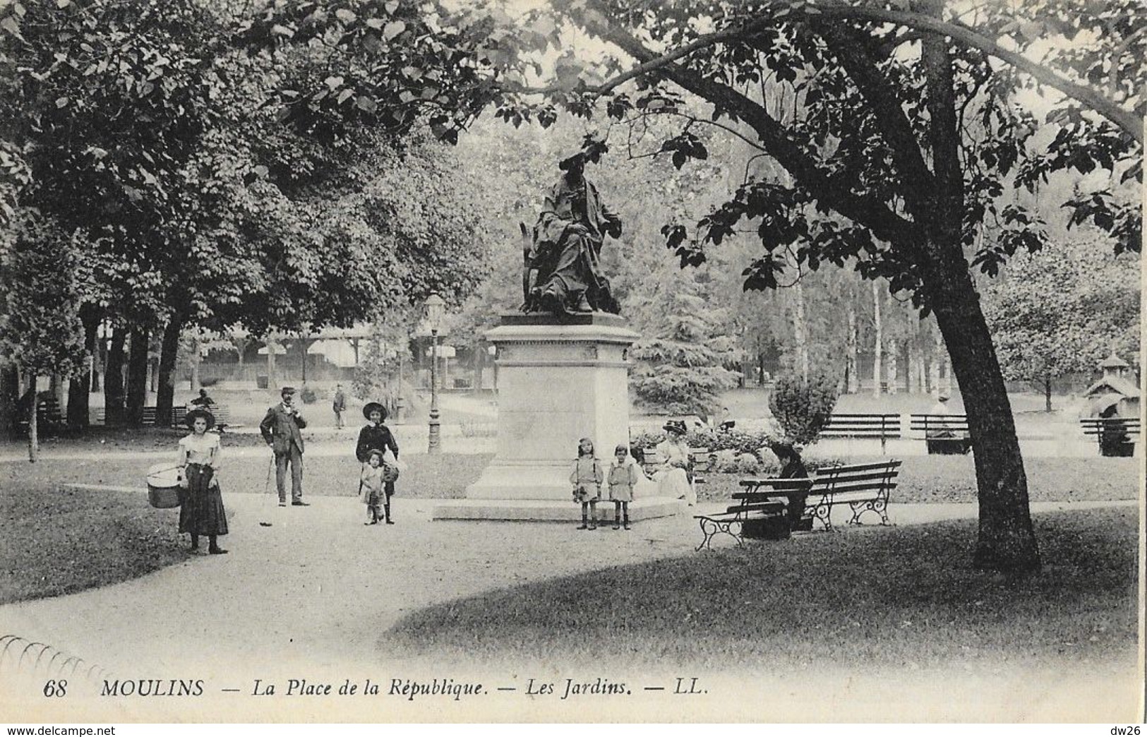 Moulins (Allier) - La Place De La République - Les Jardins - Carte LL N° 68 Non Circulée - Moulins