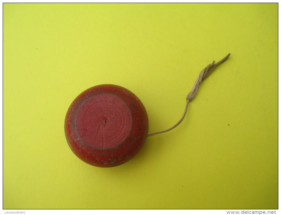 Yoyo Ancien En Bois/couleur Rouge Sur Les Deux Faces/ Bois Tourné//Années 1920-1940/    JE183 - Toy Memorabilia