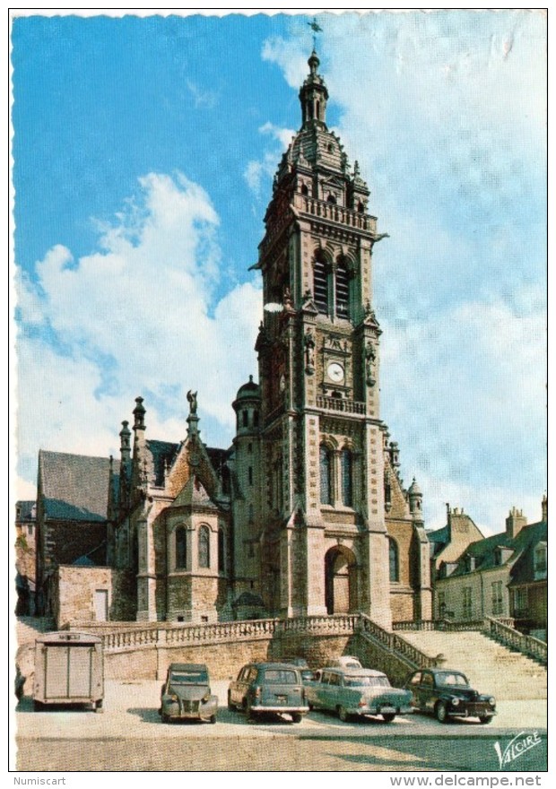 Le Mans.. L'Eglise Saint-Benoit Voitures 2 CV Citroën - Le Mans