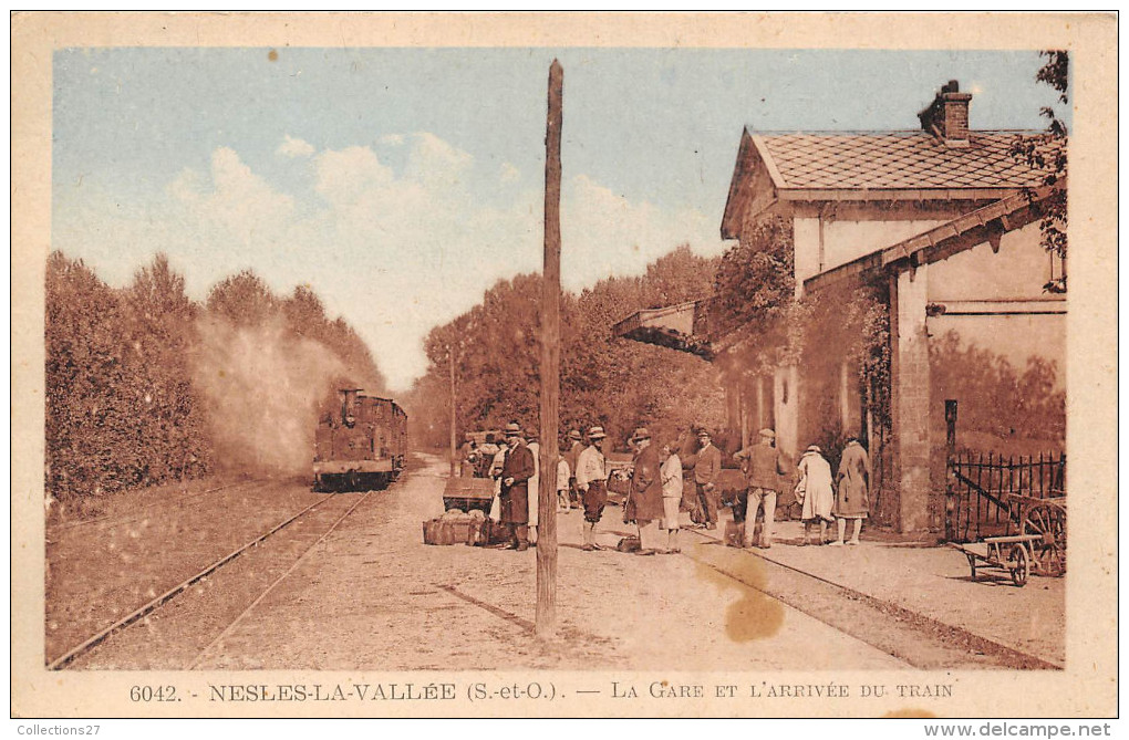 95-NESLES-LA-VALEE- LA GARE ET L'ARRIVEE DU TRAIN - Nesles-la-Vallée