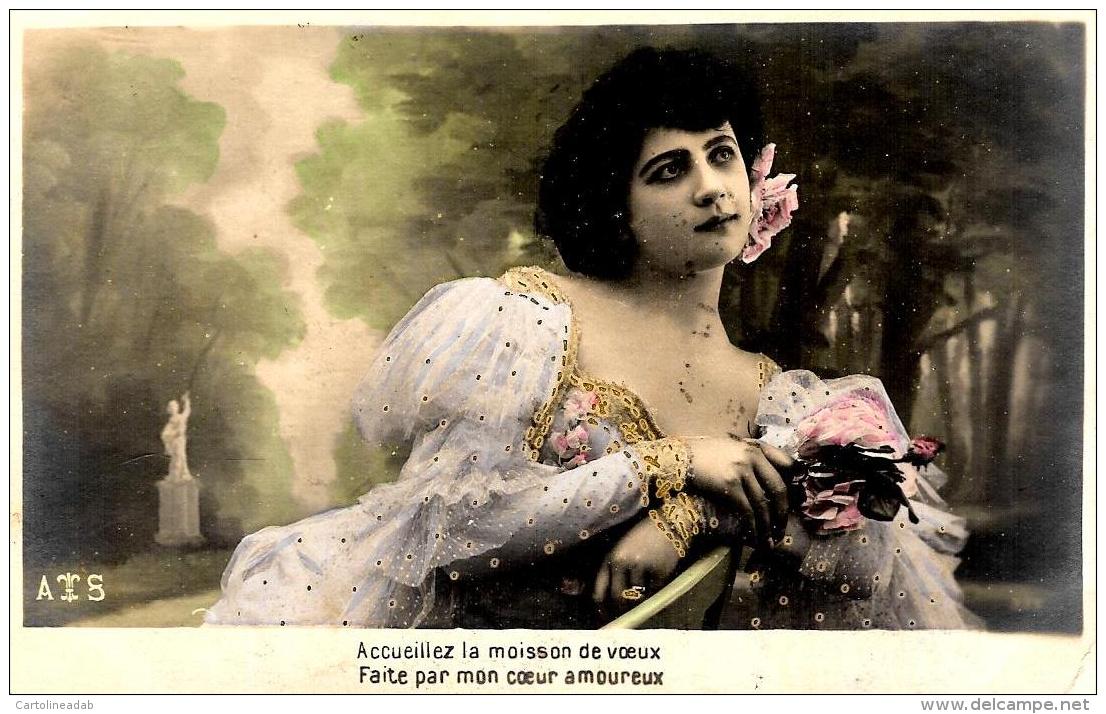 [DC3236] CPA - DONNA CON FIORI ABITO - Viaggiata 1906 - Old Postcard - Donne