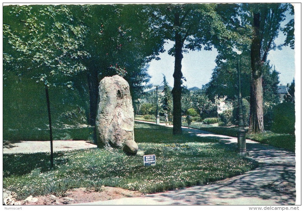 Cholet.. Le Jardin Du Mail Le Menhir Menhirs Dolmens - Cholet