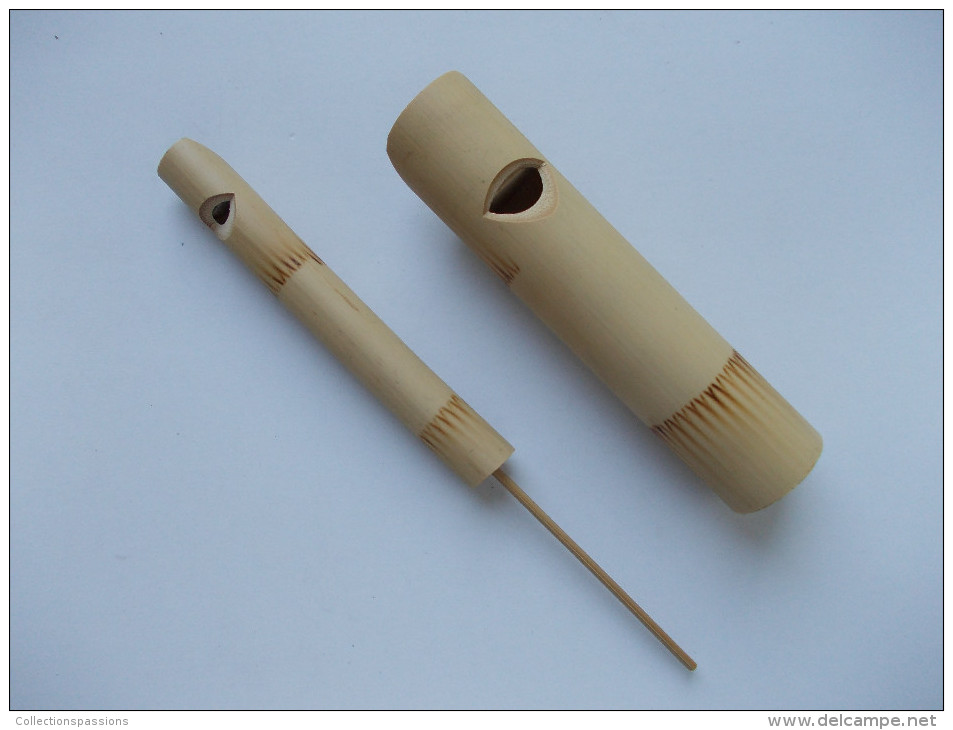 - Lot De 2 Sifflets En Bois - - Musikinstrumente