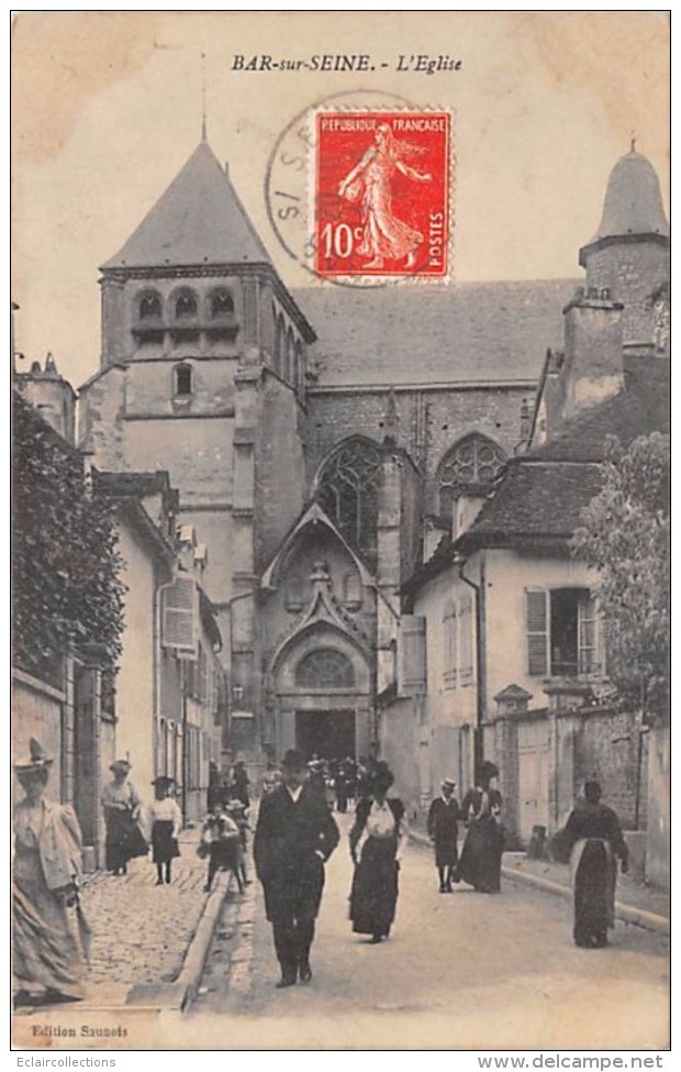 Bar Sur Seine  10          L'Eglise   "Sortie De Messe" - Bar-sur-Seine