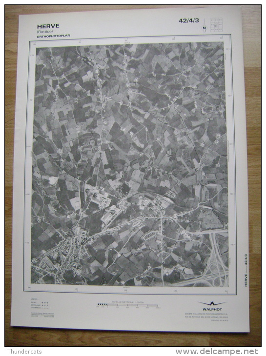 GRAND PHOTO VUE AERIENNE 66 Cm X 48 Cm De 1979  HERVE BATTICE - Cartes Topographiques