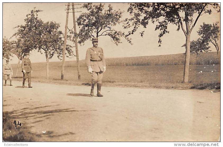 Mailly    10     Camp De Mailly .  Carte Photo. Militaires Sur La Route - Mailly-le-Camp