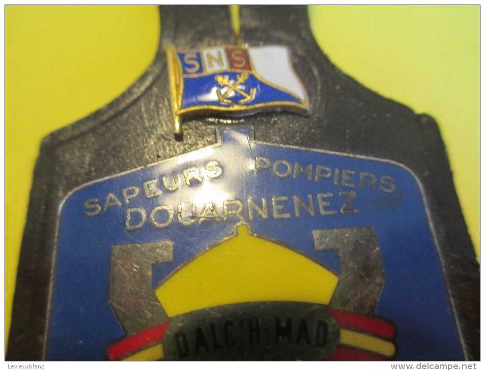 Sapeurs Pompiers/ Pucelle/ Douarnenez/ Avec Cuir Et Pin's De La SNS/Vers 1960-1970   MED68 - Marine