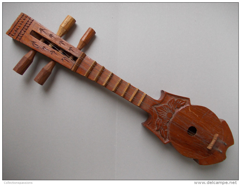 - Instrument De Musique. Petite Guitare En Bois - - Instruments De Musique