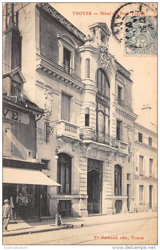 Troyes     10       Hôtel Du Petit Troyen   . Architecture. Façade - Troyes