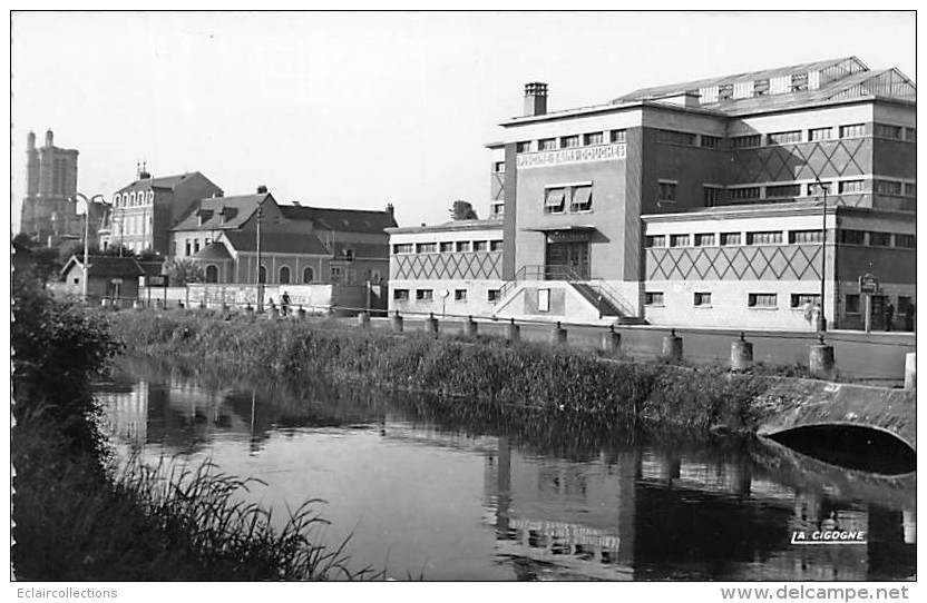 Troyes     10       Piscine Et Bords Du Canal - Troyes