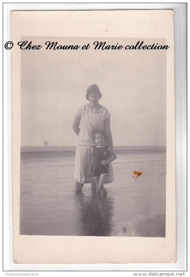 A LA PLAGE - MAMAN ET SA FILLE DANS L EAU - CARTE PHOTO - Mode