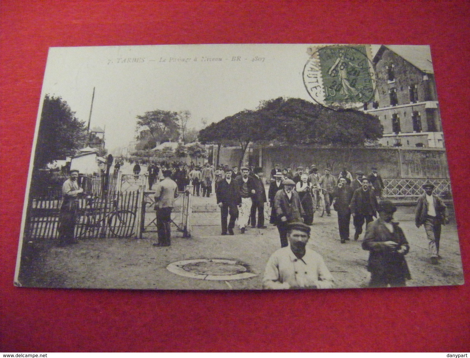 TARBES SORTIE DE L'ARSENAL ,LE PASSAGE A NIVEAU 1920 - Tarbes