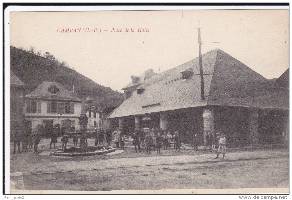 CARTE POSTALE    CAMPAN  65    Place De La Halle - Campan