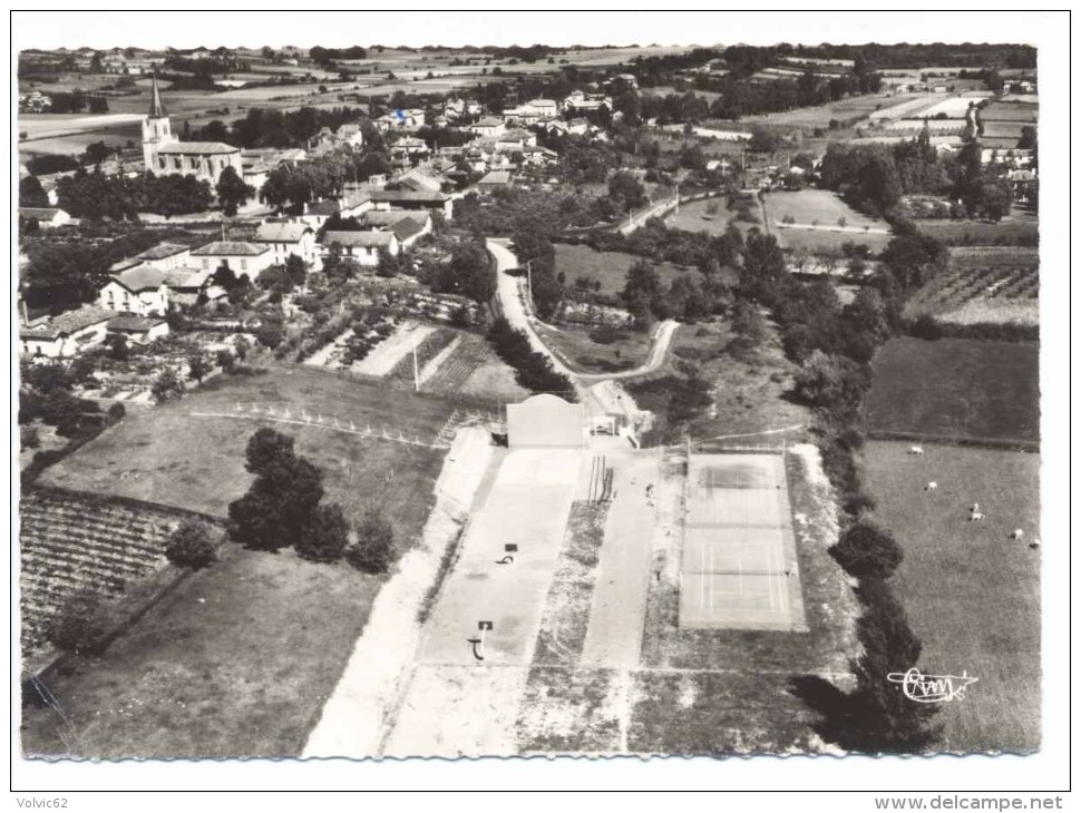 CPSM Galan Le Terrain Des Sports Et Le Village  Vue Panoramique - Galan