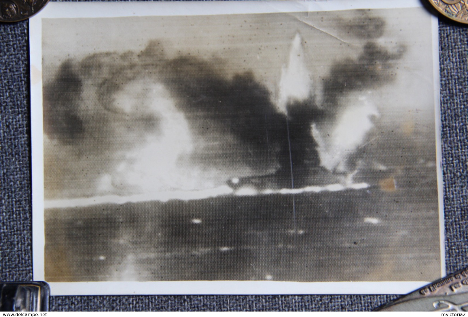 Photographie Originale Du Porte Avion Américain "SARATOGA" En Flamme Le 7 Juin 1942 ( Bataille De La Mer De Corail). - Guerre, Militaire