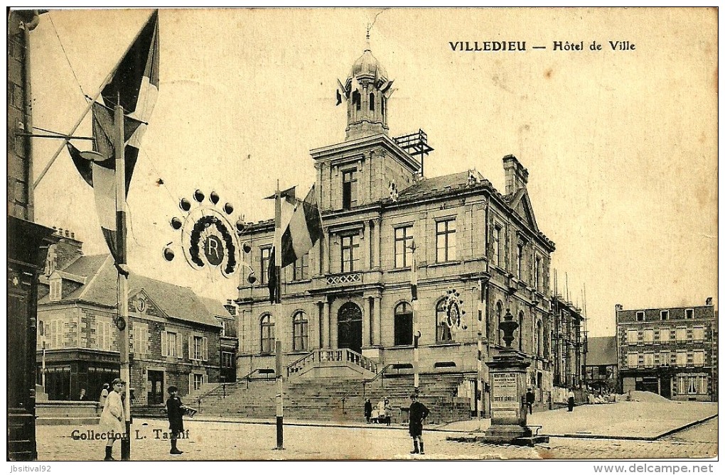 016   50   VILLEDIEU   Hôtel De Ville  Avec Le Drapeau Français - Villedieu